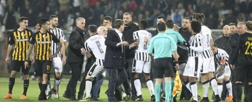 Χάος στην Τούμπα: «Ντου» του οπλοφόρου Σαββίδη, διακοπή και ο ΠΑΟΚ ανακοίνωσε νίκη με 1-0 επί της ΑΕΚ