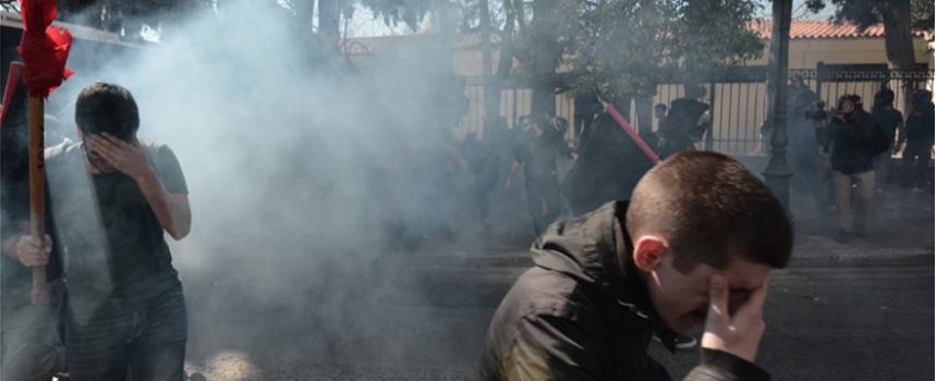 Χαμός στο κέντρο της Αθήνας: Άνδρες των ΜΑΤ έριξαν χημικά σε δασκάλους, καθηγητές και φοιτητές έξω από το Μέγαρο Μαξίμου