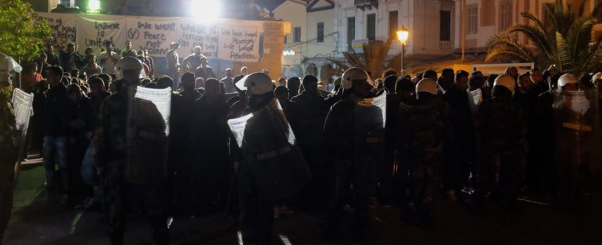 Με κλειστά μαγαζιά και απεργία υποδέχονται τον Τσίπρα στη Λέσβο