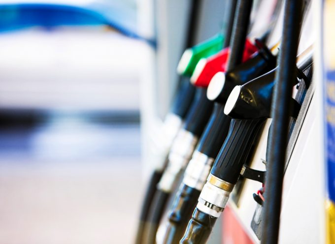 «Τσουρουφλίζει» η τιμή της βενζίνης – Αιχμηρό σχόλιο του Οδυσσέα Κωνσταντινόπουλου