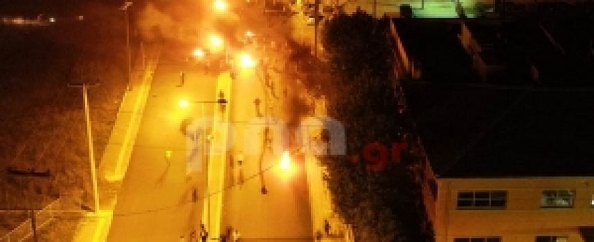 Τρίπολη | Ρομά έκλεισαν την οδό Σπάρτης με οδοφράγματα και φωτιές (drone video)