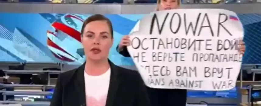 Δημοσιογράφος ρωσικής κρατικής τηλεόρασης – Κρατούσε πλακάτ «Όχι στον πόλεμο»