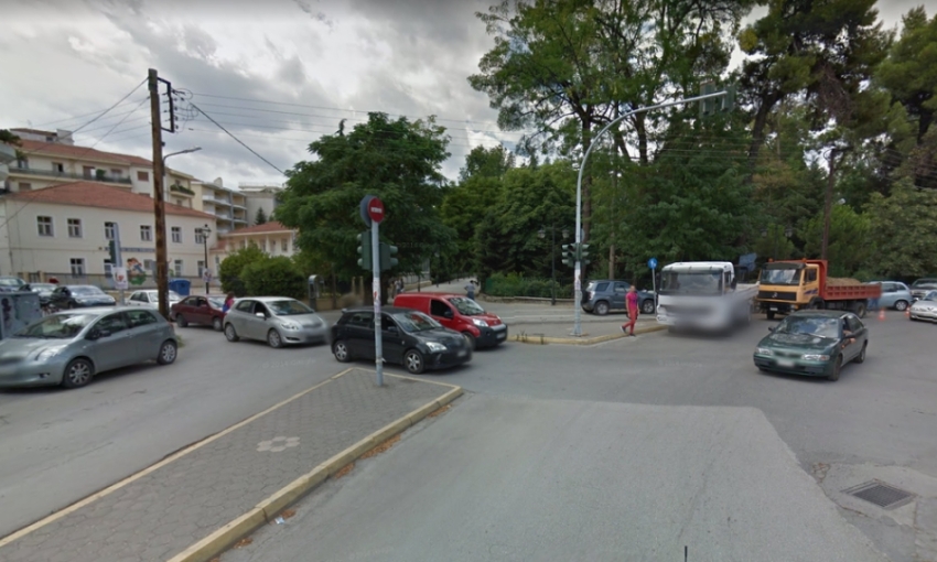 Τρίπολη: Οδηγός πέρασε με κόκκινο και χτύπησε μαθητή με ποδήλατο