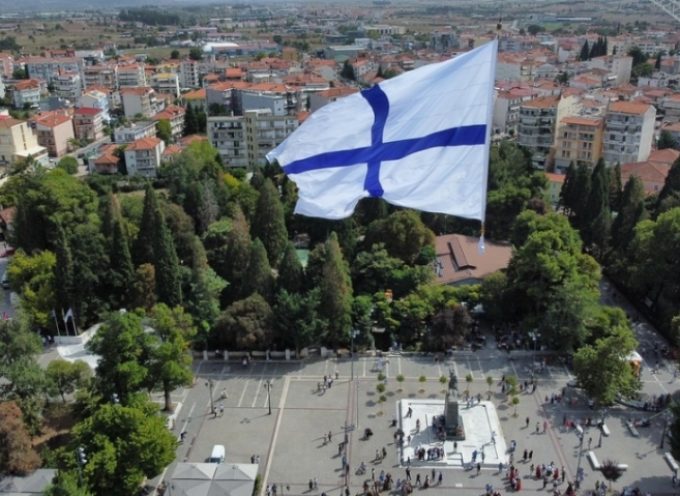 Αγέρωχη κυματίζει η σημαία της Επανάστασης στην πλατεία Άρεως (drone video)