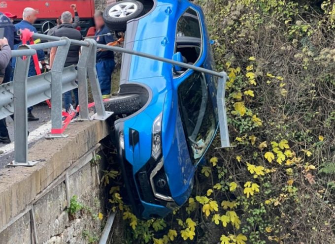 Τροχαίο ατύχημα στην Γορτυνία – Αυτοκίνητο κρεμάστηκε στο γεφύρι μετά την Καρκαλού