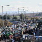 Μπλόκα αγροτών: Παραλύει η χώρα από τις κινητοποιήσεις – Ξύλο και χημικά δυναμώνουν τα μπλόκα των αγροτών