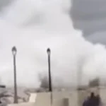 Παράλιο Άστρος: Βίντεο ντοκουμέντο με τη στιγμή που τα κύματα «χτυπούν» και παρασέρνουν τον άτυχο λιμενικό