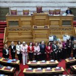 Ο Κωνσταντινόπουλος μοίρασε τριαντάφυλλα στη Βουλή για την Παγκόσμια Ημέρα της Γυναίκας